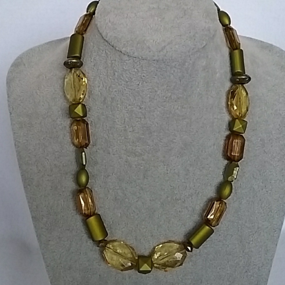 Beige and green chunky beaded necklace